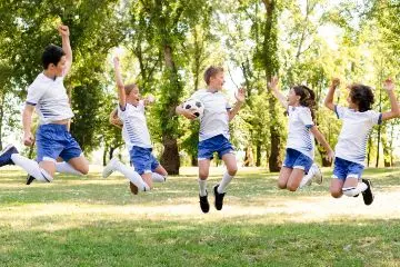 ¿Cuáles son los beneficios de los talleres de deportes para niños en la cognición, la socialización y el rendimiento académico?